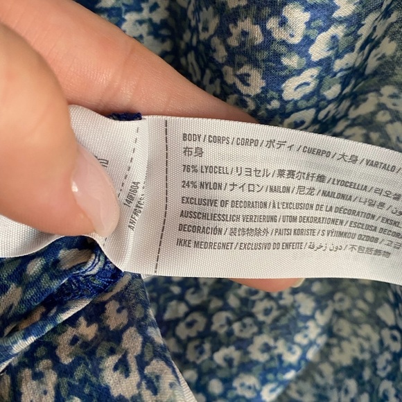 NWT Abercrombie Blue and White Floral - Picture 7 of 9